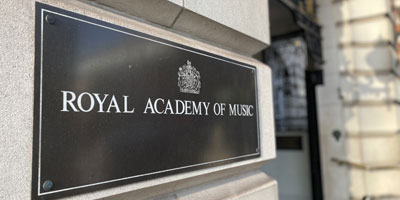 elton-john-walking-tour-400